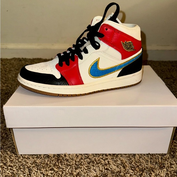 Jordan Shoes - Women’s Air Jordan 1 MID SE